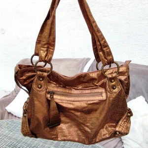 Vintage väska - Säljer denna jättefina guldglittriga vintage väskan! 💞 Har tecken på användning men ändå superfin ✨ Säljer bara för att den inte kommer till användning ⭐ Skriv innan ni köper!!