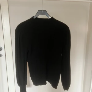 Svart stickad  - Bra skick