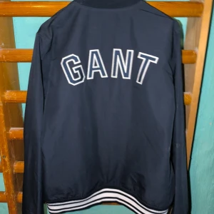 Gant jacka - Tjena säljer en gant jacka i bra skick använt fåtal gånger lite smutsig men går att tvätta säljer den då det inte är min stil.