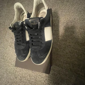 Valentino flycrews - De mest eftertraktade skorna ett par marinblå flycrews i storlek 43 passar även 44 passar 3 nitar borta 1 på ena och 2 på andra skon box dustbag samt skosnören bra skick även. Bara att skriva vid minsta fundering kan även ta byten 