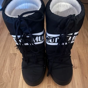 Moonboots - Säljer mina moonboots som jag har haft i kanske 2 år i vinter men knappt använda därför har dom sp bra kvalitet❤️ köpta för 2500kr❤️
