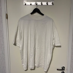 T-shirt - Vit t-shirt från pull and bear. Bra skick