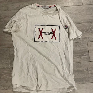 Moncler - Storlek M, tre små hål finns vid tröjans nedre del enligt bild