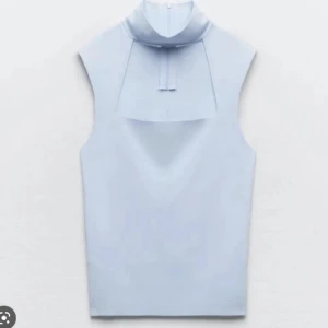 zara topp med choker - Ljusblå topp med inbygg chocker från zara. Lite missfärgning på choken men jag brukar vika ned för en mindre choker oxh då är de inget som syns💕