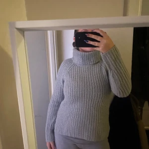 Grå stickad tröja - Storlek S, superfin stickad tröja, perfekt nu inför vintern!! 🤍