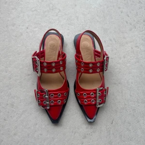 GANNI Buckle Ballerinaskor - RED FEMININE BUCKLE BALLERINASKOR  Inköpta iår och sparsamt använda, vanligt slitage. Omsulade/förstärkta sulor. Inget att anmärka på.