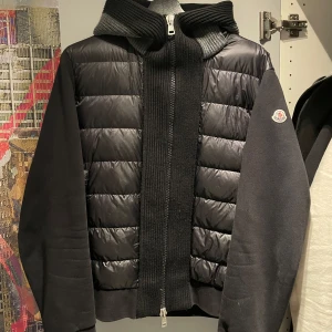 Moncler Jacka - Säljer min väl omskötta Moncler jacka/cardigan, köpt i Paris. Det är en väldigt ovanlig modell som inte går att få tag på längre. Det är en lite fläck på höger arm, annars är den väldigt fint omhändertagen. Storlek L i barnstrolek