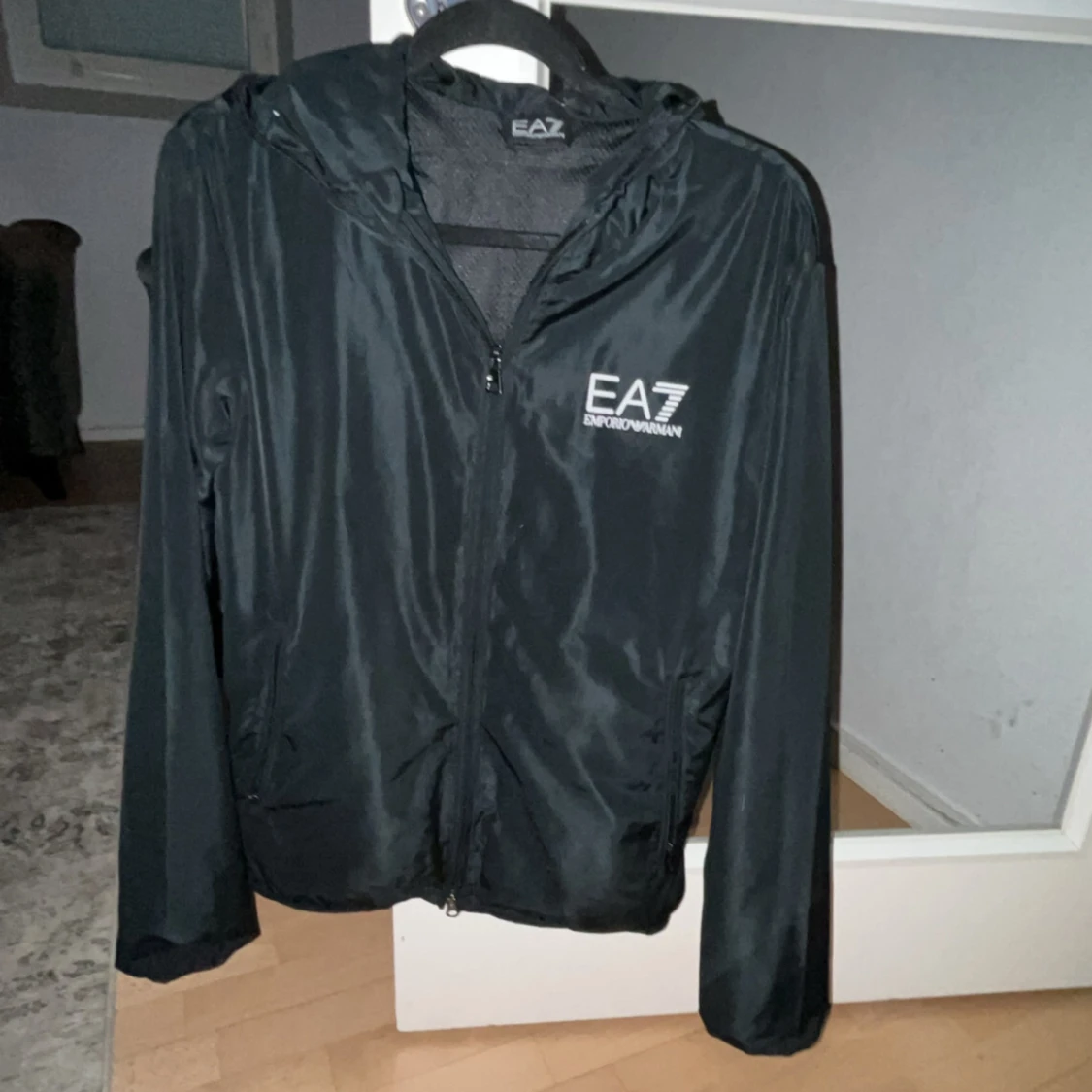 Svart vindjacka från EA7