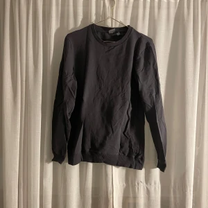 Svart långärmad tröja från ASOS - Säljer en stilren svart långärmad tröja från ASOS. Perfekt för både vardag och chill. Tröjan är i storlek M och har en klassisk rund halsringning. Den är i bra skick och redo för en ny ägare!