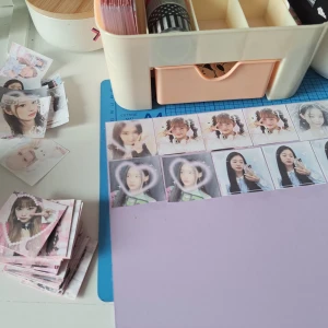 Kpop Pack - Kpop Freebie Pack för PC trading/selling! Inkl: 15 kpop mini prints, 10 färg 5 svartvit, 15 lomocards (10 SKZ/5 ITZY), 5 Mini påsar, 10 stickers av olika sorter, 15 pc sleeves, 5 toploaders, en washi tejp, svart, röd eller blå❤️
