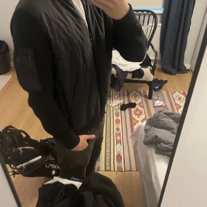 J.lindeberg cardigan - Stilren cardigan. Nyskick. Säljer pågrund av att jag har köpt en annan