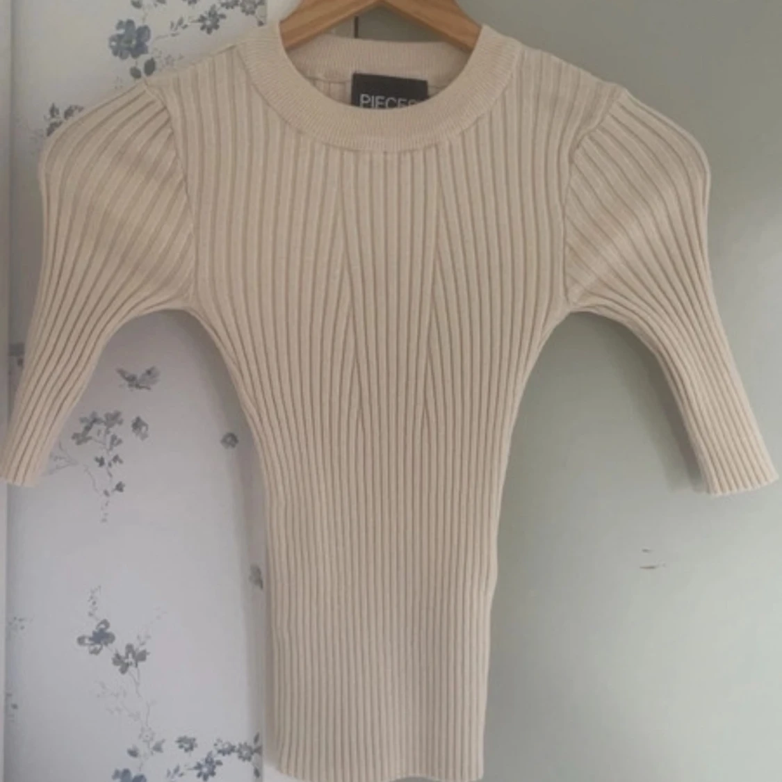 Beige ribbad topp från Pieces - 92