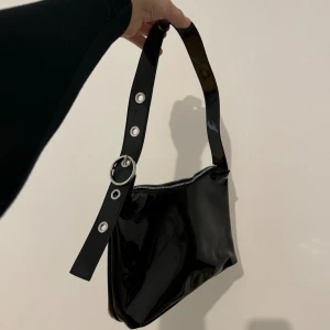 Väska - Köpt på H&M för 1 år sedan använd 1 gång. 