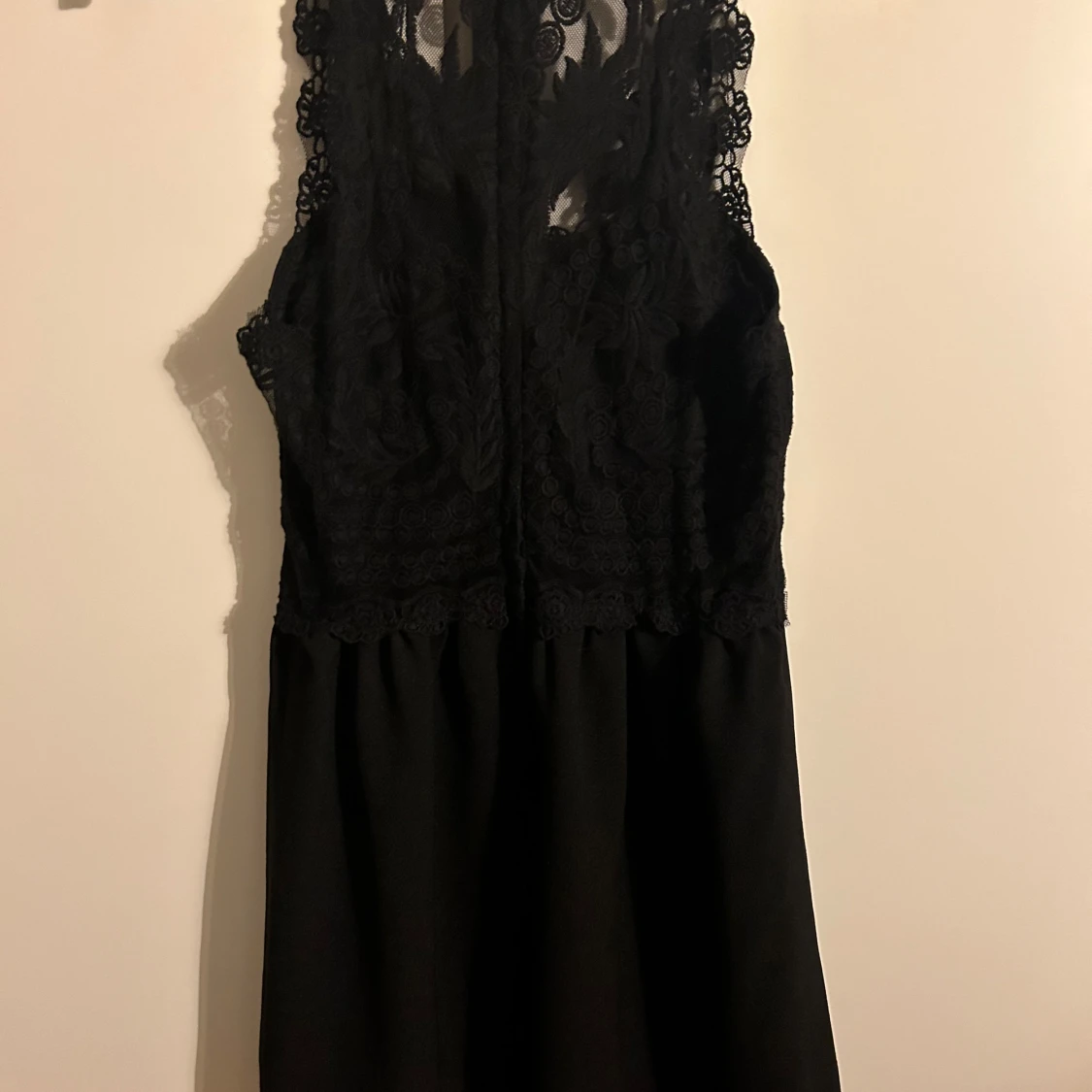 Svart kort spets klänning - 90
