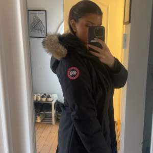 Superfin och skön canada goose jacka i modellen ”victoria parka” i bra skick. Säljer pga kommer inte till användning. (Päls, äkthetsbevis och kvitton finns) skriv gärna för  fler bilder eller information.