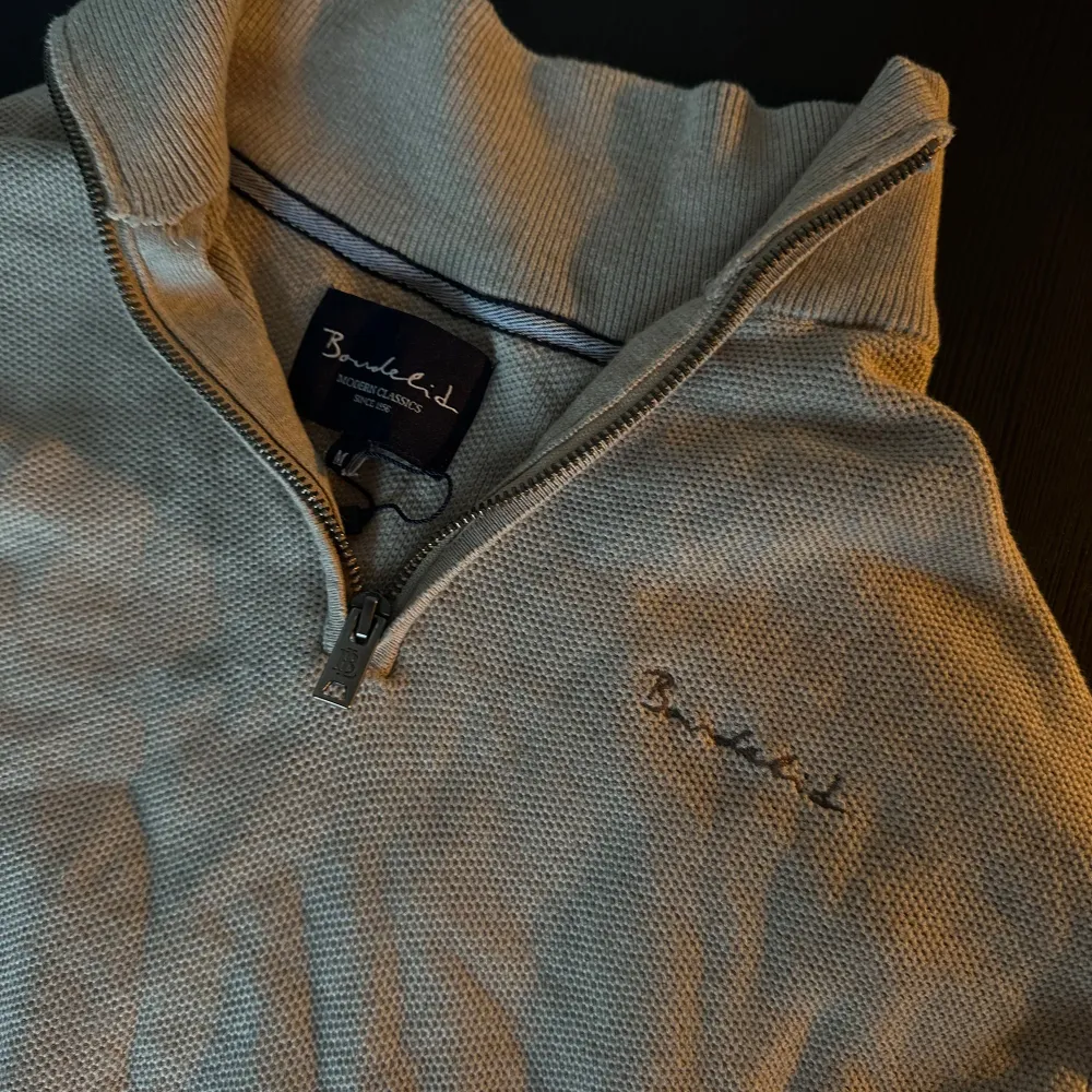 🤍Snygg och stilren Bondelid Half-Zip tröja🤍 Väldigt sparsamt använd (nyligen köpt), Nypris: 700kr, Storlek: M, Stryks innan vi skickar den. Tröjor & Koftor.