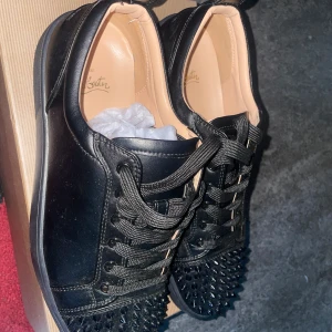 Äkta läder loubs använt 5 gånger  -  loubs använd max 5 gånger st 44-45 kondition är 10/10 e bara litet smutsig där nere som går o ta bort annars e skorna helt nya o skiner det finns kvitto och priset kan diskuteras bara seriös köpare