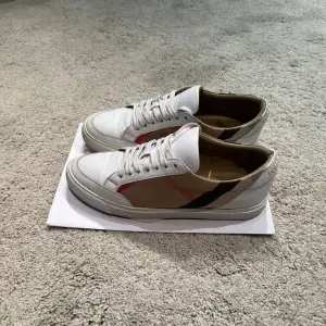 Burberry sneakers. Size 40. Fint skick! Kommer med påse. Inga byten! 