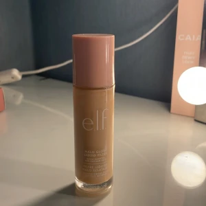 Elf halo glow!! - Säljer nu då jag hittat en annan jsg använder och den används inte, har änvänt relativt mycket men finns fortfarande kvar produkt. Säljer billigt också för jag vet inte hur mycket exakt som är kvar! Färg: Shade 2, fair to light! 