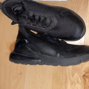 Nike air max 270 dam - Nike air max 270 skor till dam. Storlek 37/38. Använda ett par gånger och de är lite gamla men fungerar lika bra att använda. 