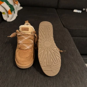 Ugg lowmel - Ugg Lowmel oanvända köpta för 3499 storlek 42 passar även 43. Pris kan diskuteras bara fråga om fler bilder.