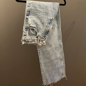 Jeans - Blåa jeans ifrån Zara med vida ben! Använda få gånger så i mycket bra skick! Storlek 32🩵