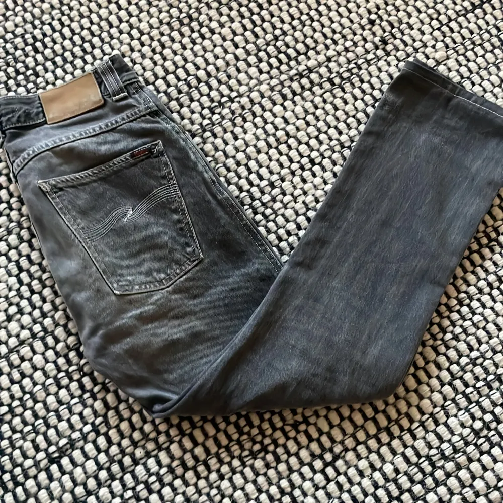 Dessa schyssta nudie jeans i storlek w26 är riktigt feta enligt mig🙌. Jeans & Byxor.