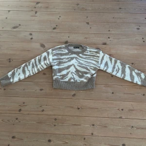 Stickad tröja - Stickad tröja i kortare modell.  Storlek s