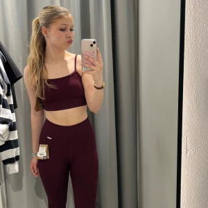 Vinröd aim’n träningsset - Detta är ett sett från Aimn som jag inte använt då jag köpte det från början av året. Därför är den alltså i mycket bra skick. Man kan köpa varorna för sig men helst att man köper hela settet💕båda av kläderna är i storlek ”S”