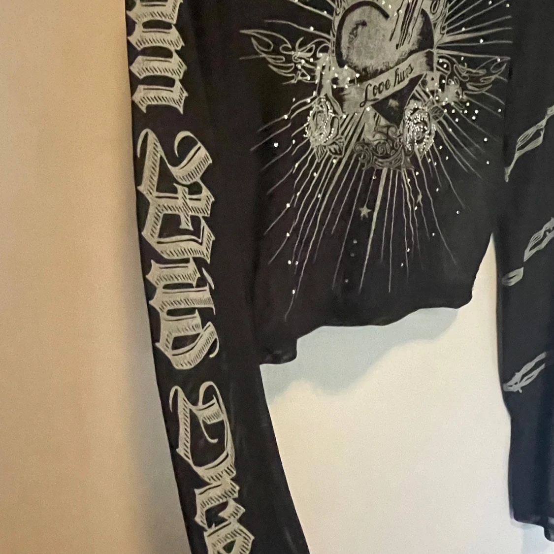 Mesh tröja med tryck och rhinestones - 92