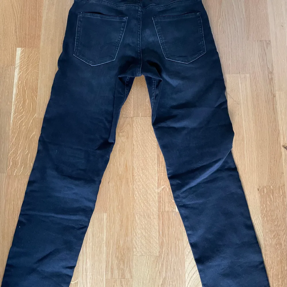 Hej, jag säljer mina Jack and Jones jeans som nu har blivit för små för mig, de är knappt använda och i bra skick, hör av er vid frågor!. Jeans & Byxor.