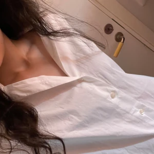 Vit skjorta från hm - Vit skjorta från hm med lite smalare passform, med knappar vid ärmarna💕