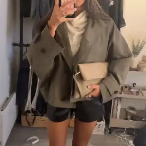 Super snygg kort trench coat som är militär grön!! Väldigt unik💕💕 ingen lapp i! Passar xs-m💕LÅNADE BILDER