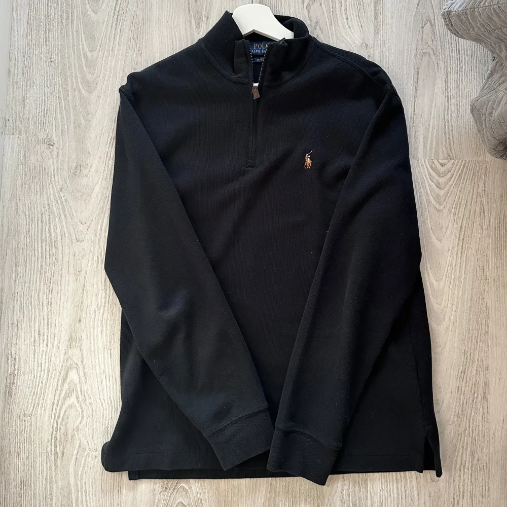 Hej! Säljer nu denna half zip från Polo Ralph Lauren pga att den inte kommer till användning. Köpt i början av året och nästintill aldrig använd. Skick 10/10 Nypris 2 195kr. Hoodies.