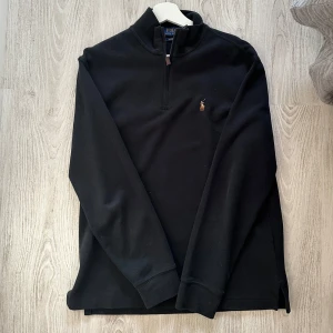 Polo Ralph Lauren half zip - Hej! Säljer nu denna half zip från Polo Ralph Lauren pga att den inte kommer till användning. Köpt i början av året och nästintill aldrig använd. Skick 10/10 Nypris 2 195kr