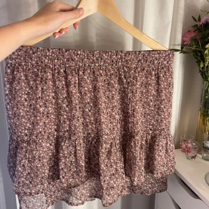 Kjol med blommönster - Kjol från JDY