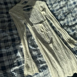 Virkad strandklänning med öppen rygg - Säljer denna virkade strandklänningen. Den har en öppen rygg med snörning och är perfekt över en bikini, men också till andra tillfällen. Den är en XS. Minns inte vart jag köpte den, men vet att den är inköpt för 500kr sommaren 2023.  Endast testad💕