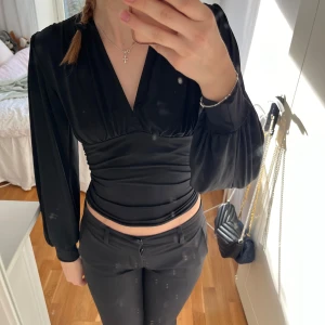 Blus - Svart blus i svalt material, köpt second hand men är i bra skick.