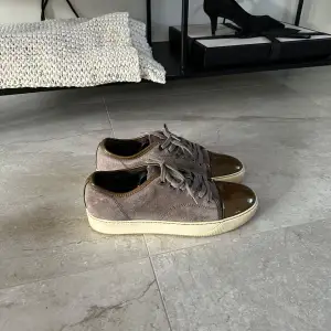 Lanvin cap toe sneakers  Storlek: UK 5 fits 40 Pris: 2199:- Garanterar äktighet   Skriv pm för mer information 