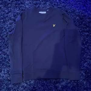 Lyle & Scott tröja - Detta är en skön och snygg tröja som sitter bra. Den är en enkel tröja som är enkel att klä till, den är mycket bra skick och hör av vid funderingar.