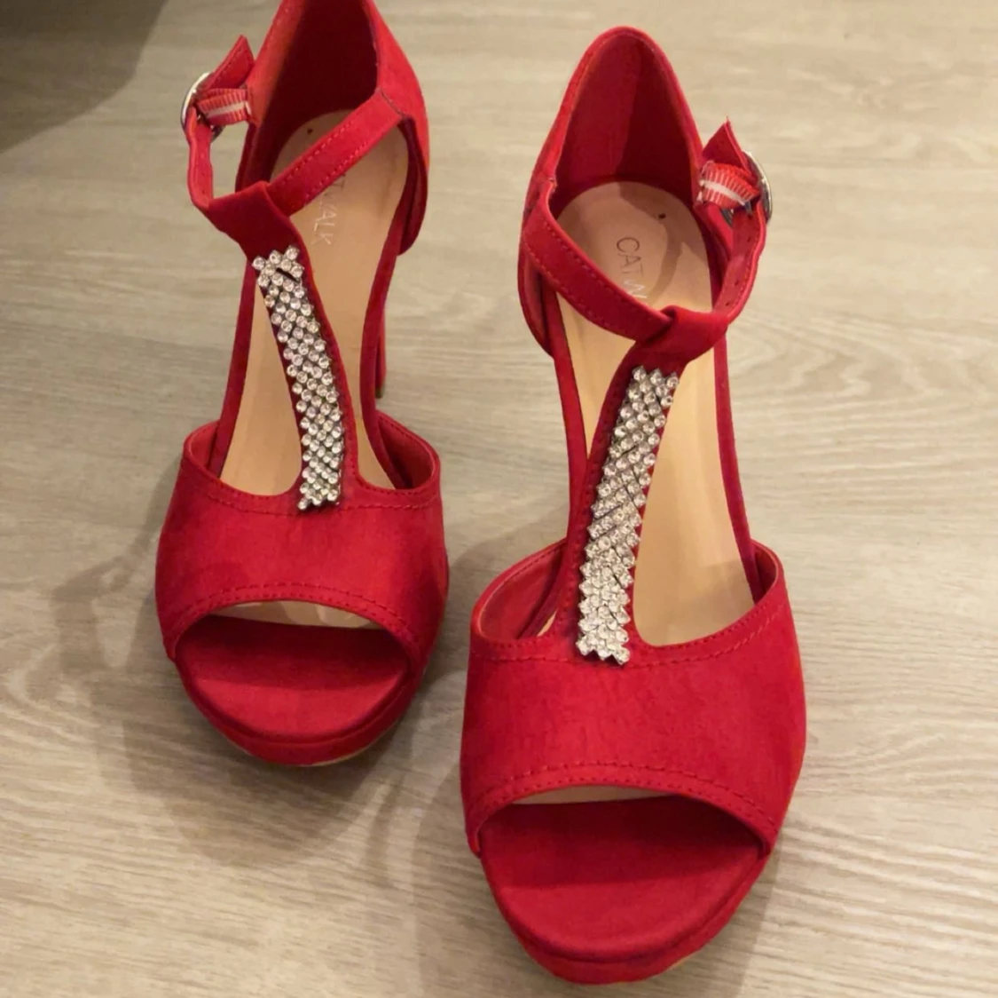 Röda klackskor med strassdetaljer - 92