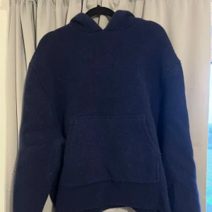Stickad hoodie ifrån zara - Sparsamt använd, men har tyvärr blivit nopprig väldigt fort. Otroligt varm o skön!