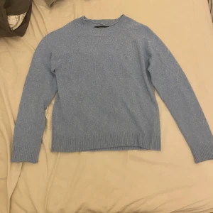 Ljusblå stickad tröja från Vero Moda - Säljer en superfin ljusblå stickad tröja från Vero Moda. Perfekt för kyliga dagar med sin mjuka och bekväma passform. Tröjan har långa ärmar och ribbade kanter som ger en snygg look. Passar både till vardags och lite finare tillfällen. 💙