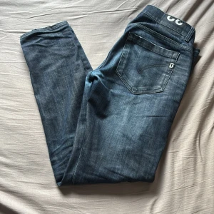 Dondup jeans George - Hej! Säljer dessa feta dondup jeans med lite snygga slitningar🤩 De är i storlek 32 och är i färgen blå!  Sitter riktigt bra och är i bra skick! 