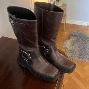 Säljer mina kära boots från Vagabond i modellen ”Eyra”. Dom är sparsamt använda, har bara haft dom 3-4 gånger så skicket är superfint. 100% läder. 🩷 storlek 38 och skulle säga att dom är true to size! Nypris: 2400kr