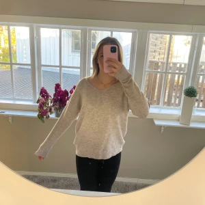 Stickad tröja  - Säljer denna fina stickade tröja från lager 157, jättefint skick då den nästan aldrig är använd🩷