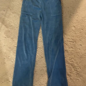 Blå mjukisbyxor med fickor - Snygga blå mjukisbyxor i ett mjukt material med praktiska fickor både fram och bak. 