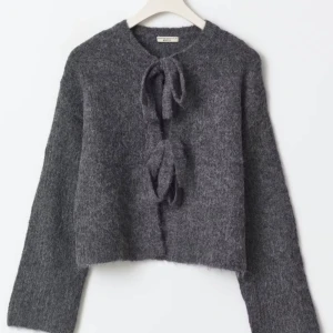 Cardigan  - Säljer nu en jätte fin roset kofta från Gina tricot i färgen grå, den är endast prövad och är i nyskick!🩷