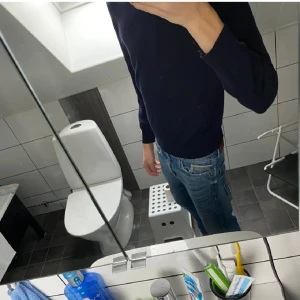 Tröja från J.Lindeberg - Säljer en mörkblå tröja från j.lindeberg. nypris ligger runt 1500, säljer för 600 kr. Storlek M men sitter som S. Bra skick och har inget fel. Skriv vid minsta lilla fråga