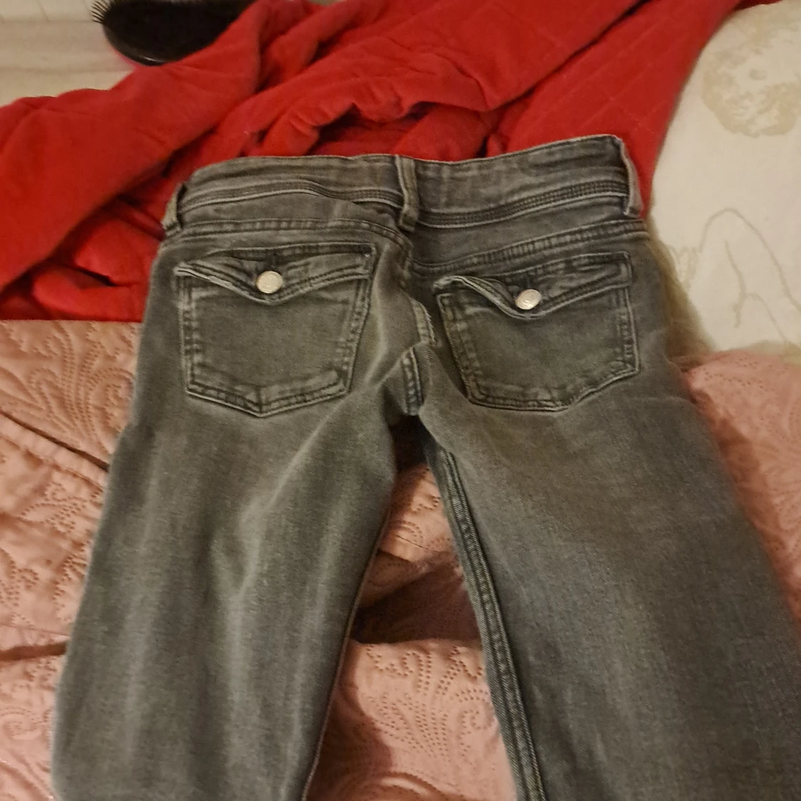 Grå jeans från Gina Tricot - 90
